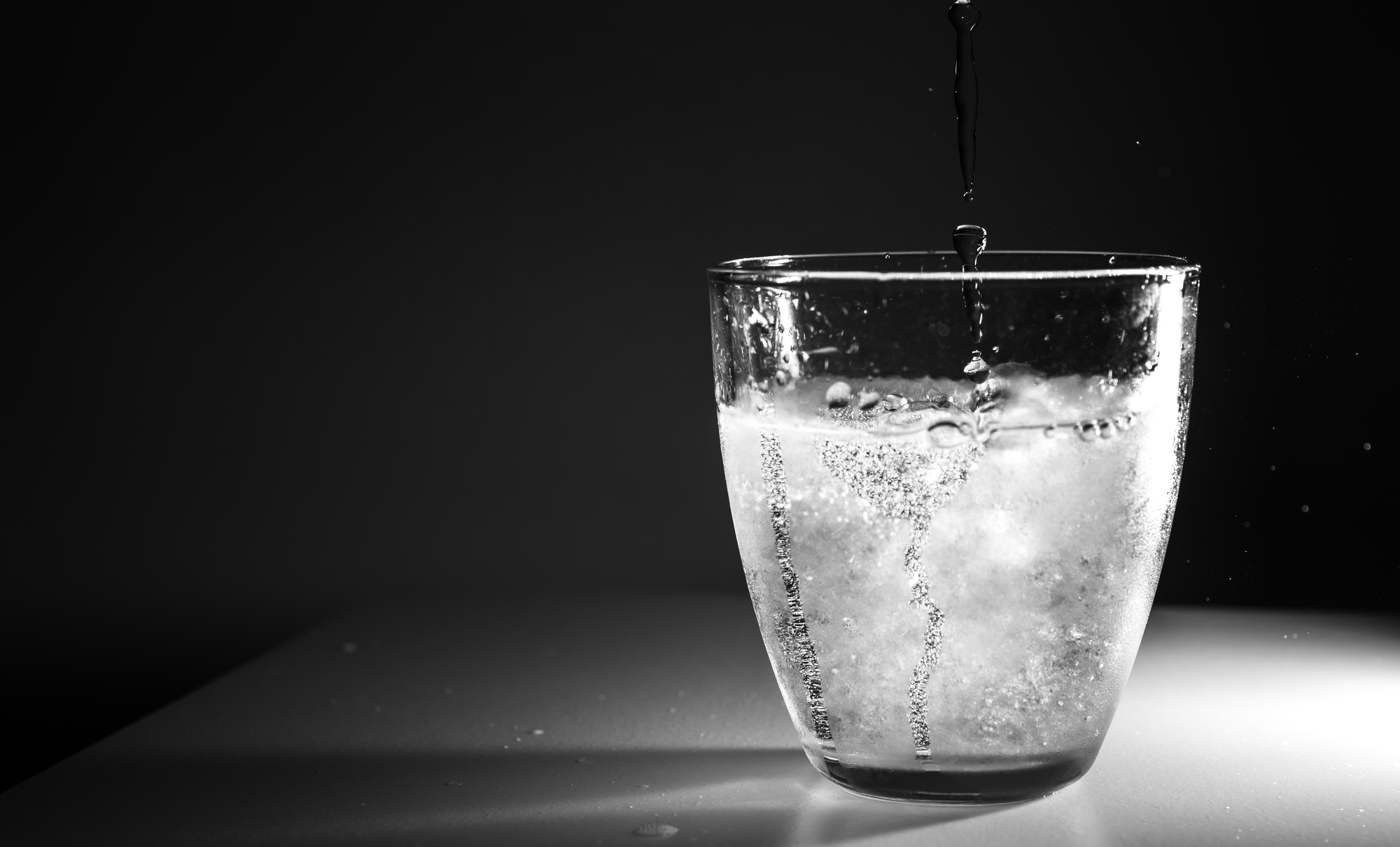 vital reaction molecular hydrogen tablets dissolving in a glass of water
